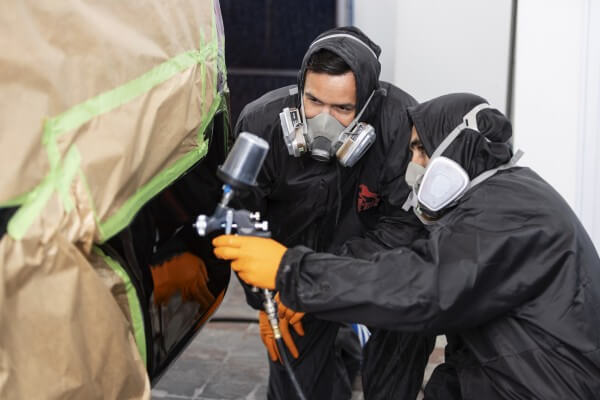Lackiertechnik beim Spot-Repair an einem Übungsfahrzeug